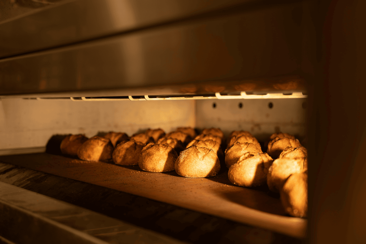 memanggang kue di oven
