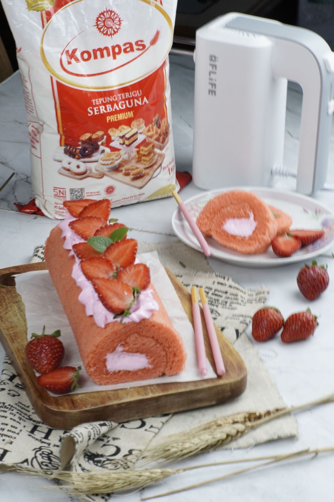 bolu gulung strawberry