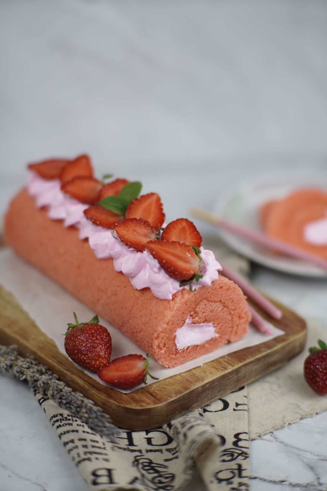 bolu gulung strawberry