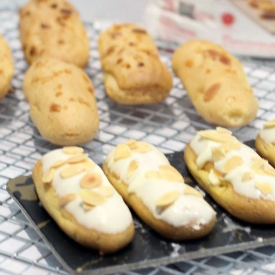 Éclair Kurma Almond