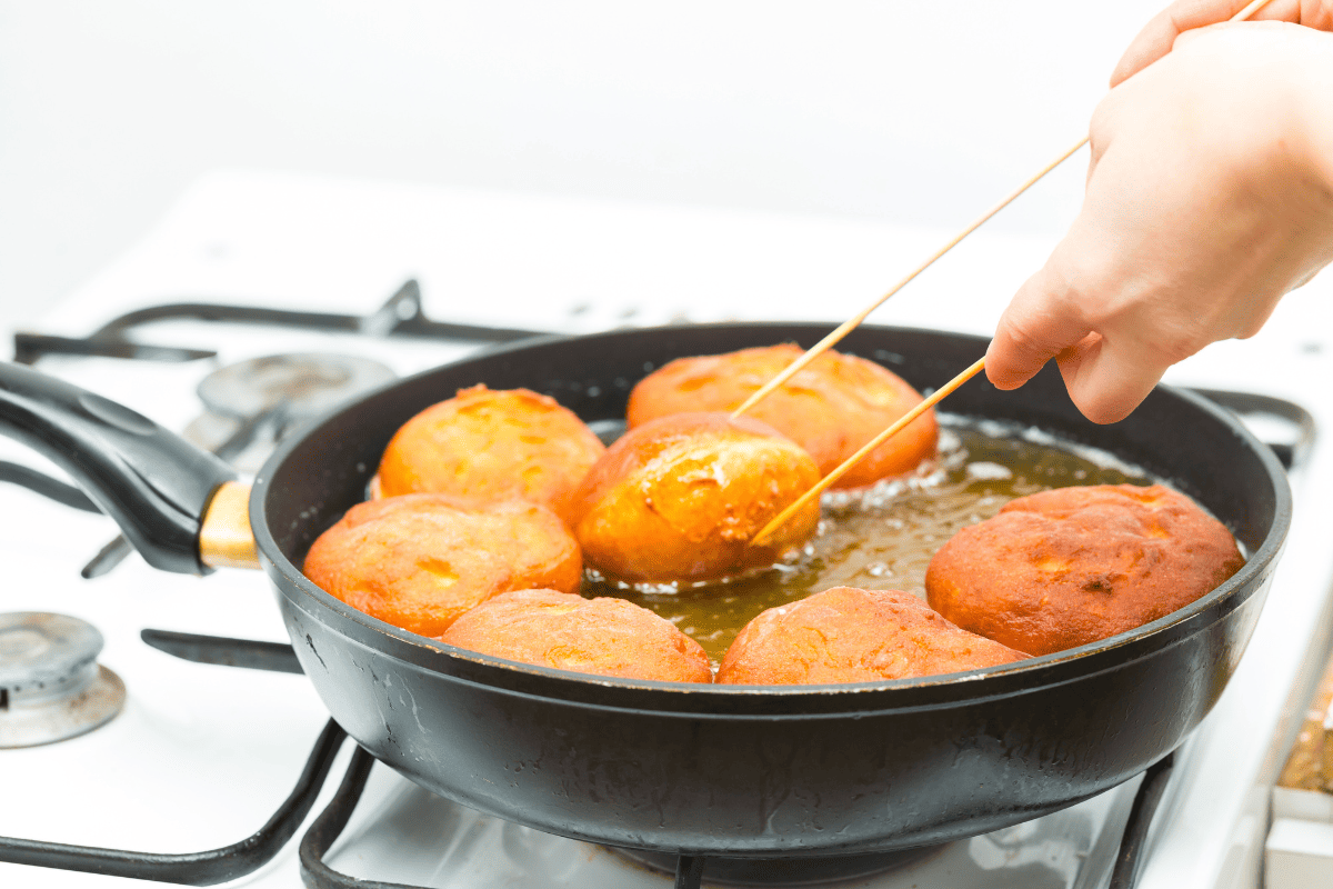 menggoreng donat di wajan