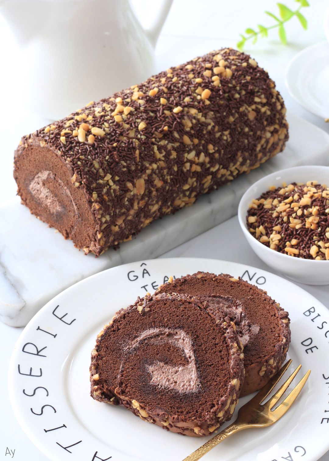 Choco Peanut Roll Cake di atas piring