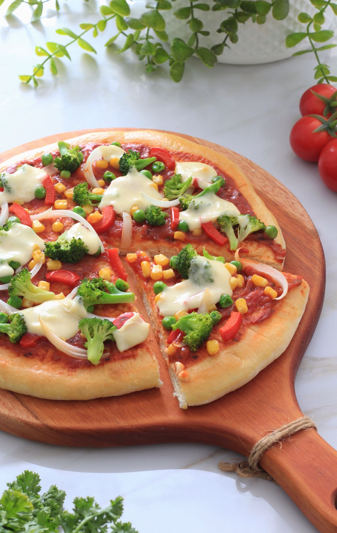 Pizza dengan potongan topping sayuran