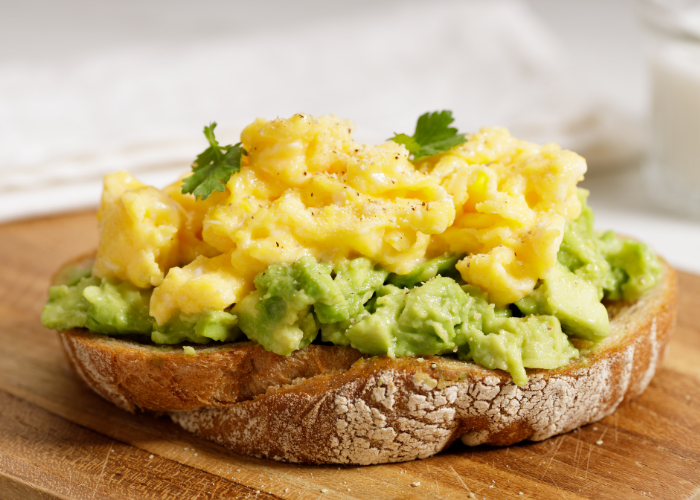 sourdough dengan telur orak arik dan avocado