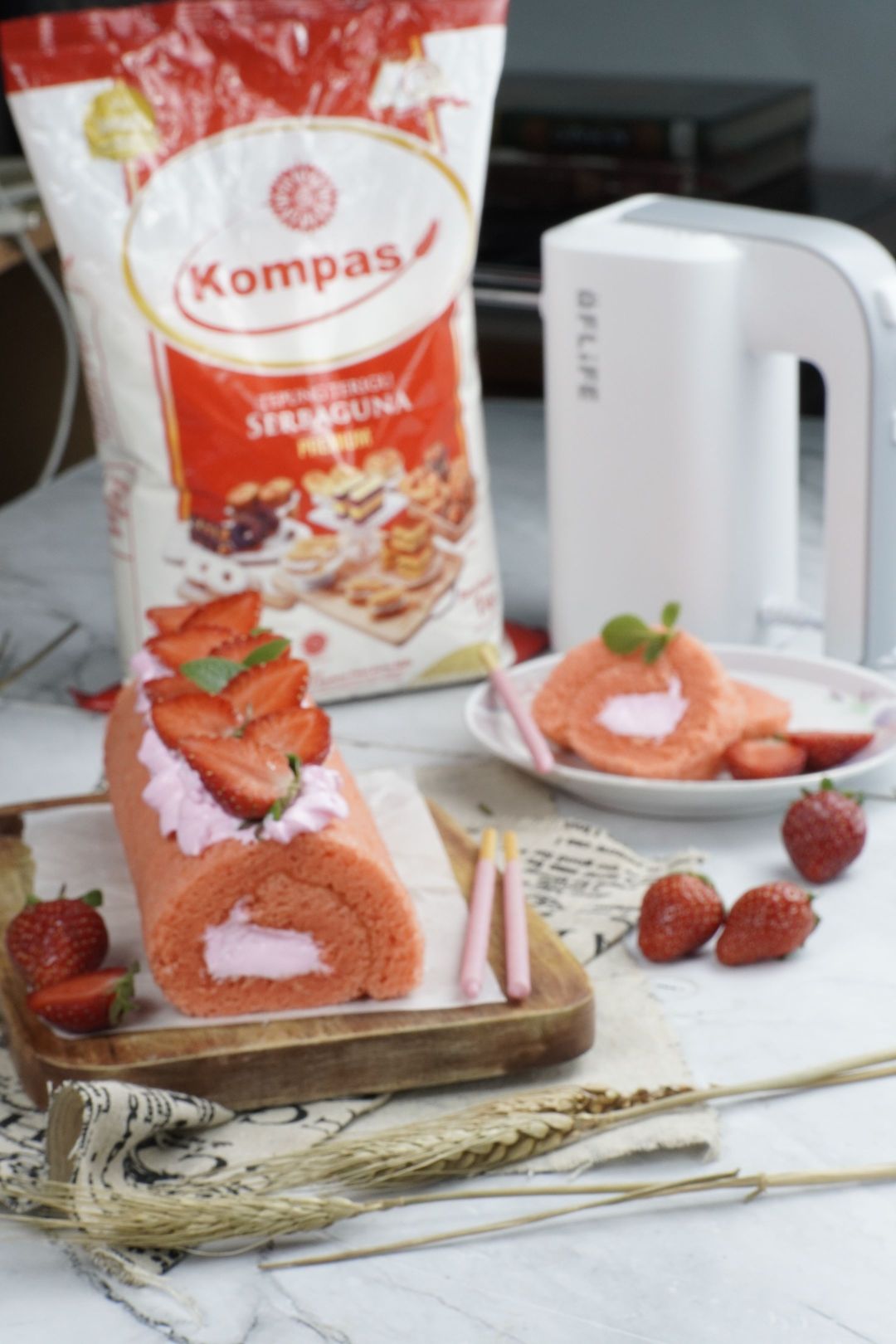 bolu gulung strawberry
