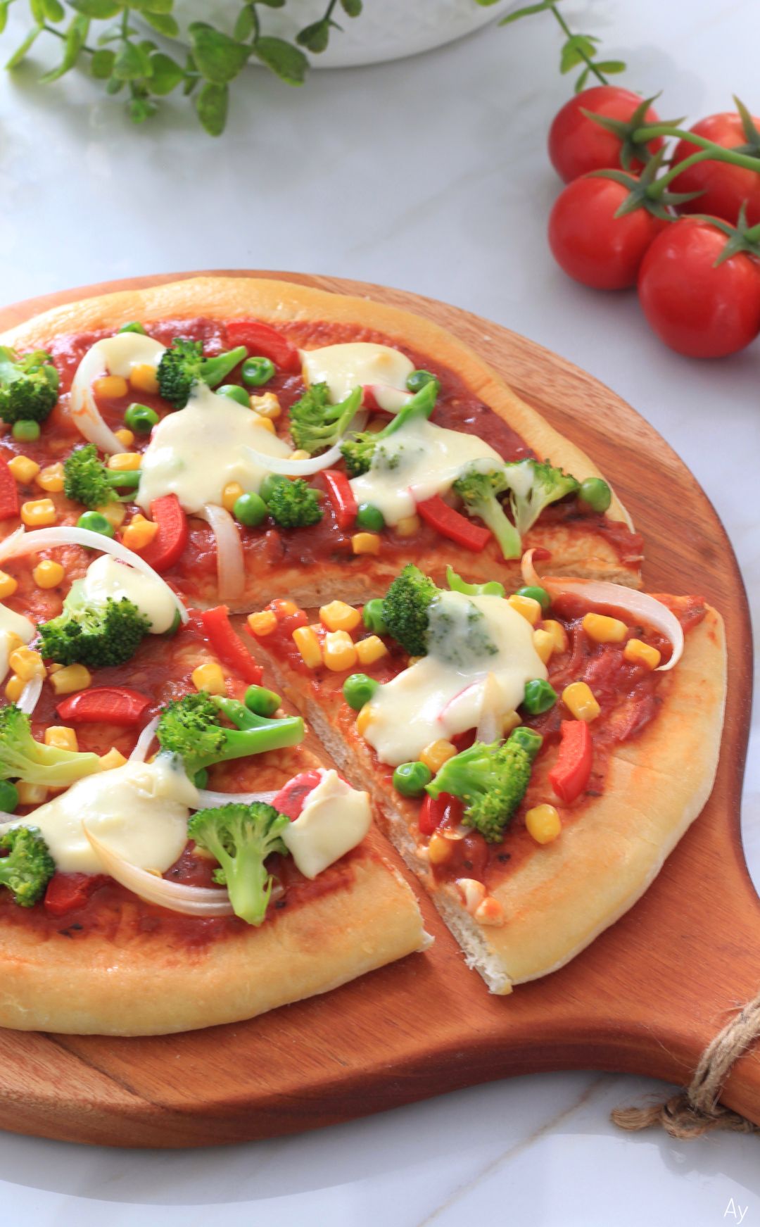 Pizza dengan potongan topping sayuran