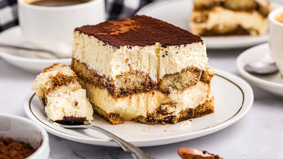 tiramisu di atas piring