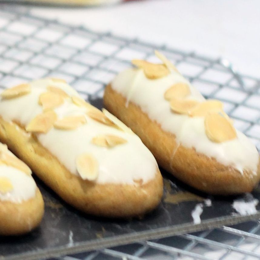 Éclair Kurma Almond