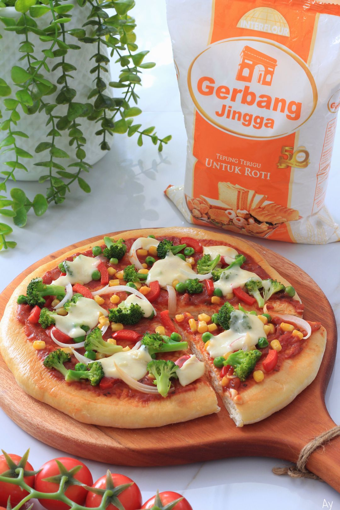 Pizza dengan potongan topping sayuran