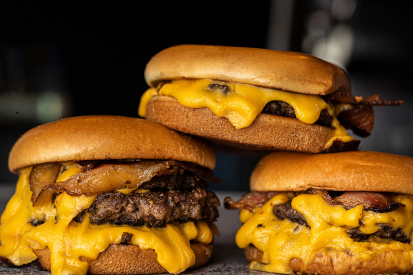 burger dengan lelehan keju