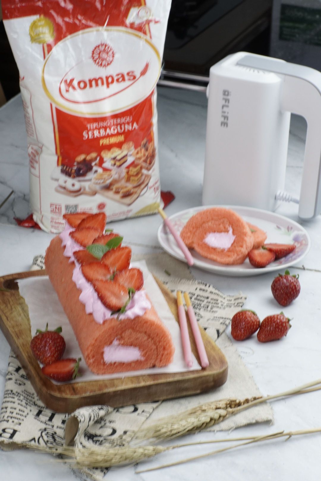 bolu gulung strawberry