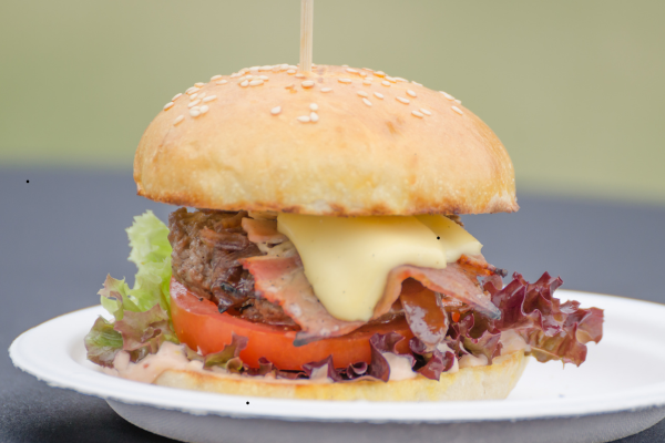 burger dengan butter dan keju meleleh